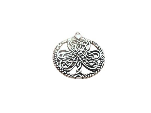 Colgante de plata con trébol