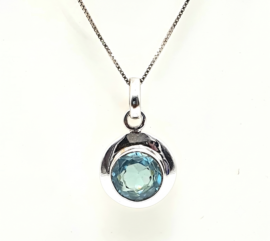Colgante de plata con topacio azul