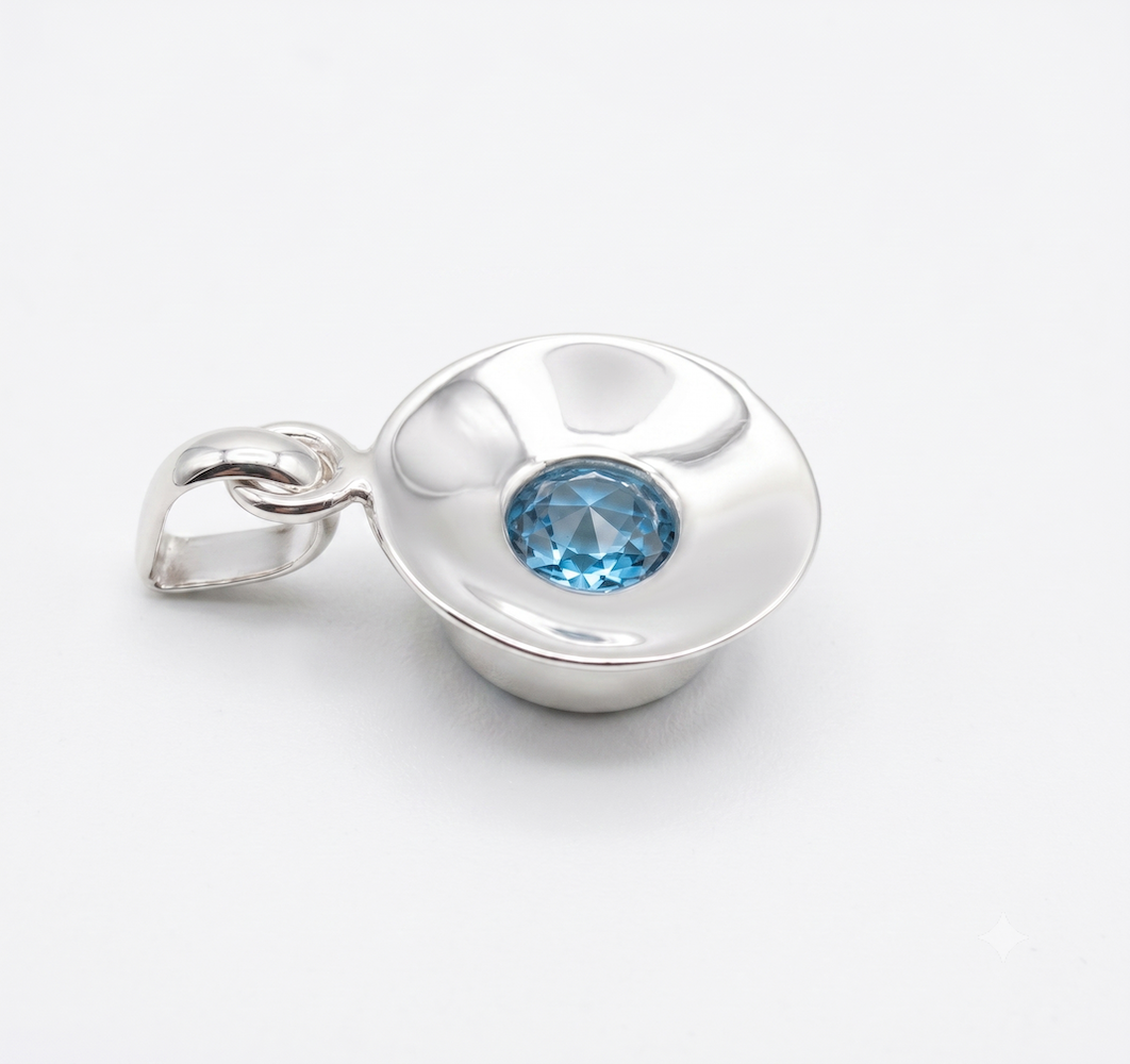 Colgante de plata con topacio azul