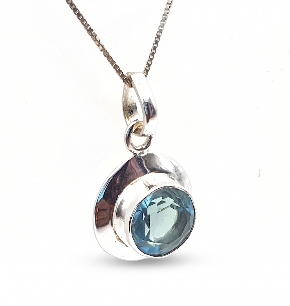 Colgante de plata con topacio azul