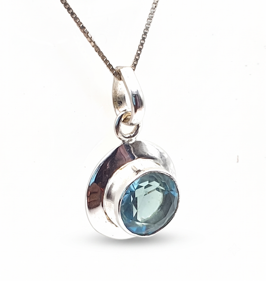 Colgante de plata con topacio azul