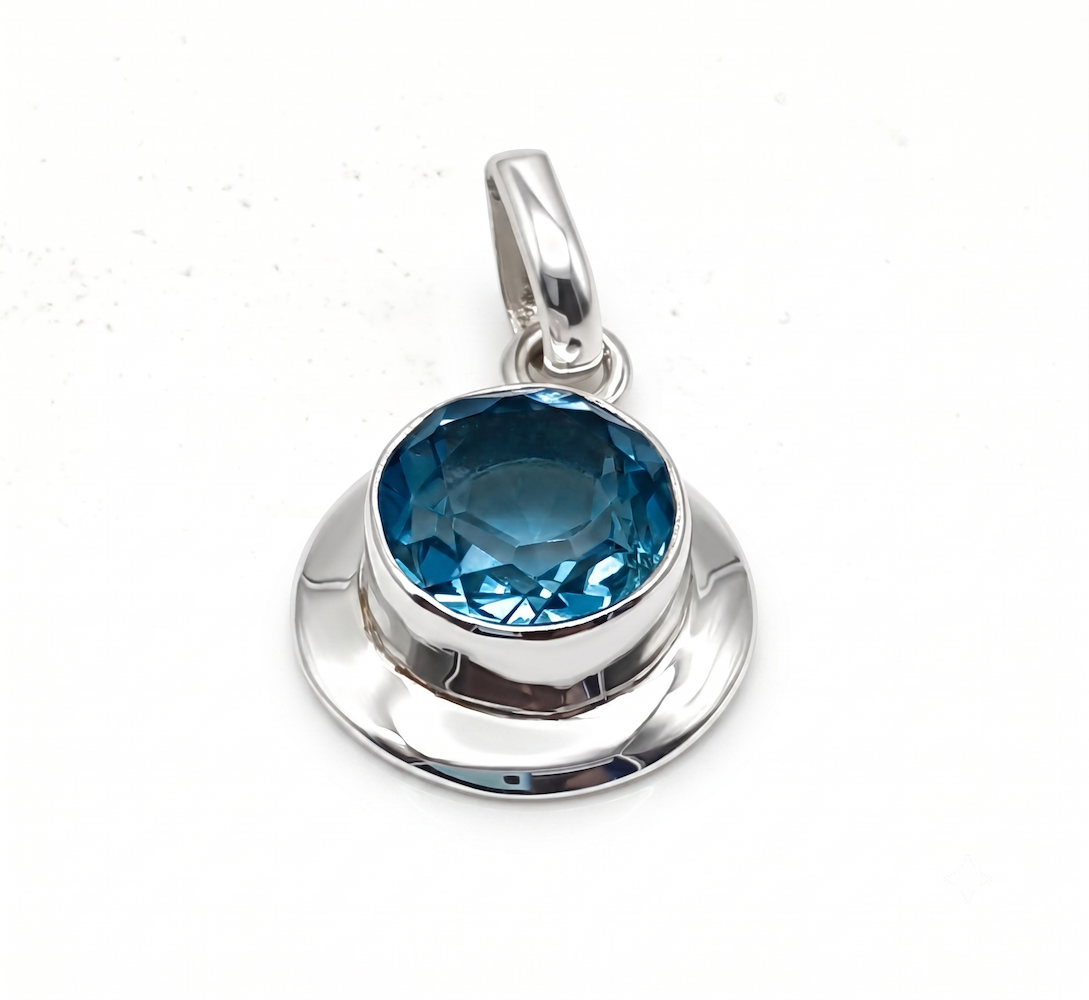 Colgante de plata con topacio azul