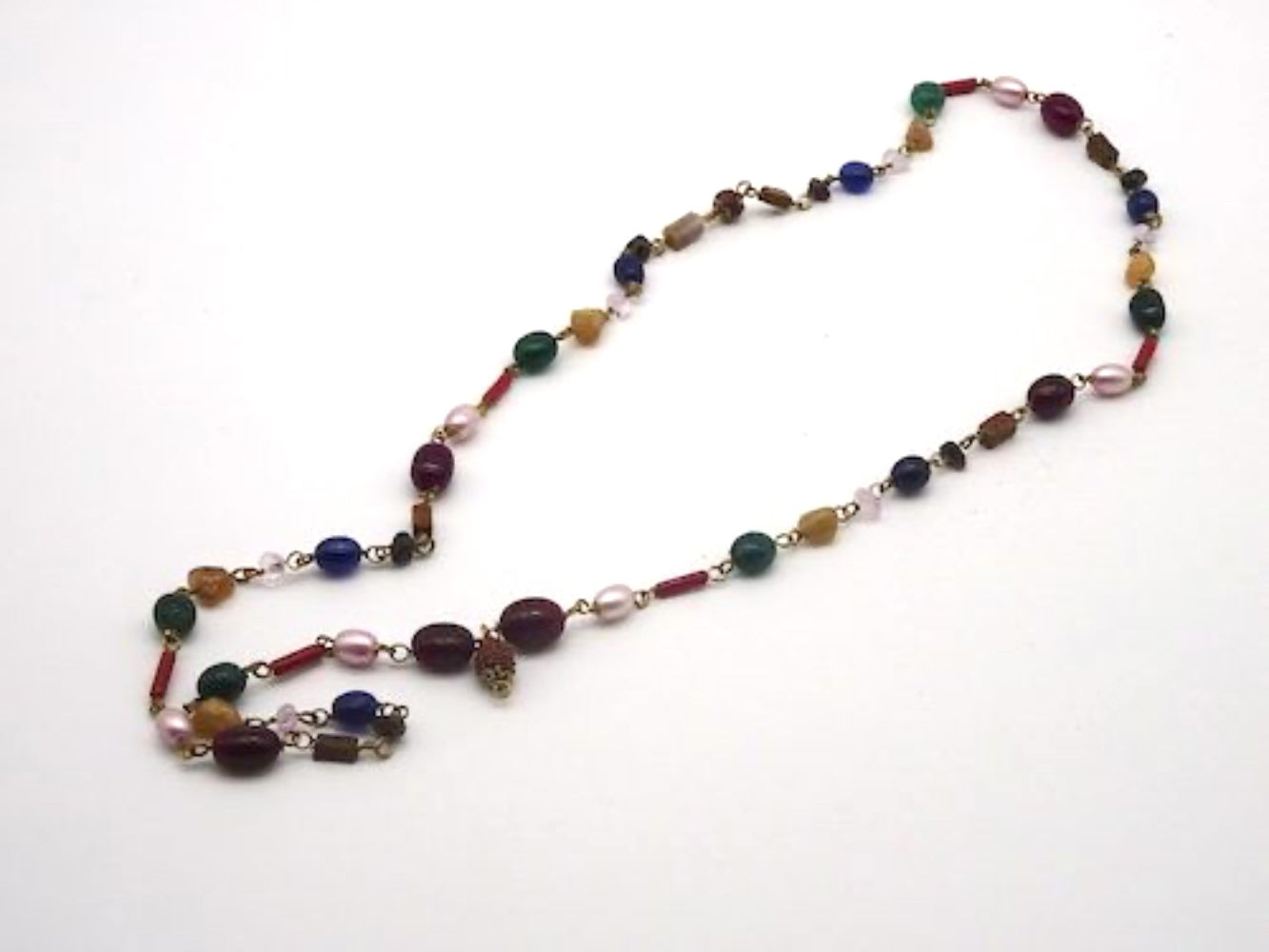 Collar de bisutería con minerales y rudraksha