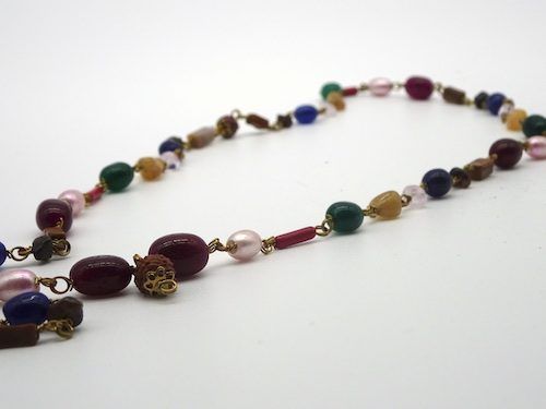 Collar de bisutería con minerales y rudraksha
