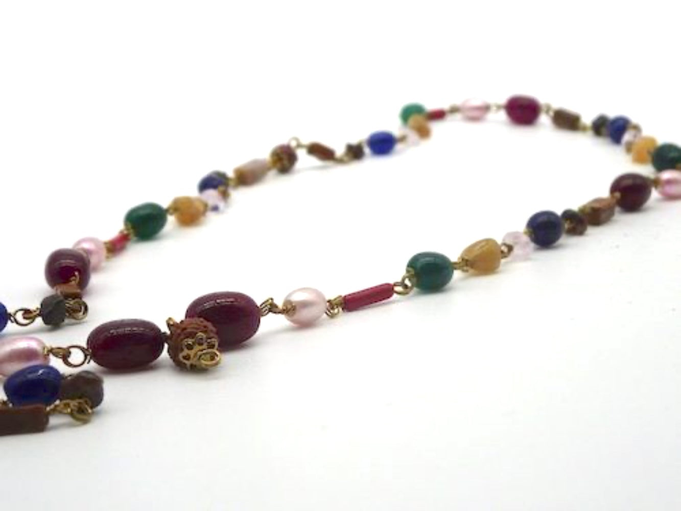 Collar de bisutería con minerales y rudraksha