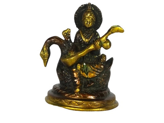 Estatua de bronce del dios hindú Saraswati