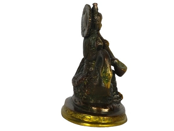 Estatua de bronce del dios hindú Saraswati