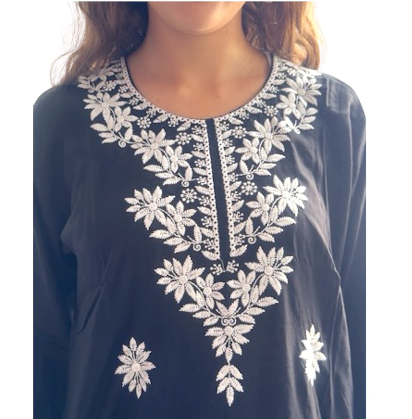 Kurti Negro Bordado — Blanco