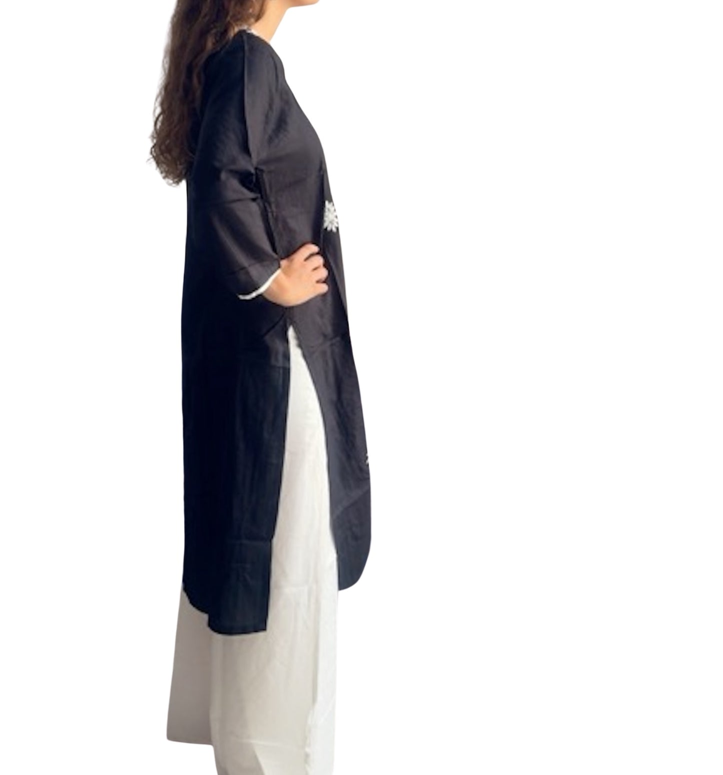 Kurti Negro Bordado — Blanco