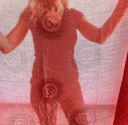 Pañuelo de algodón rojo con matra OM