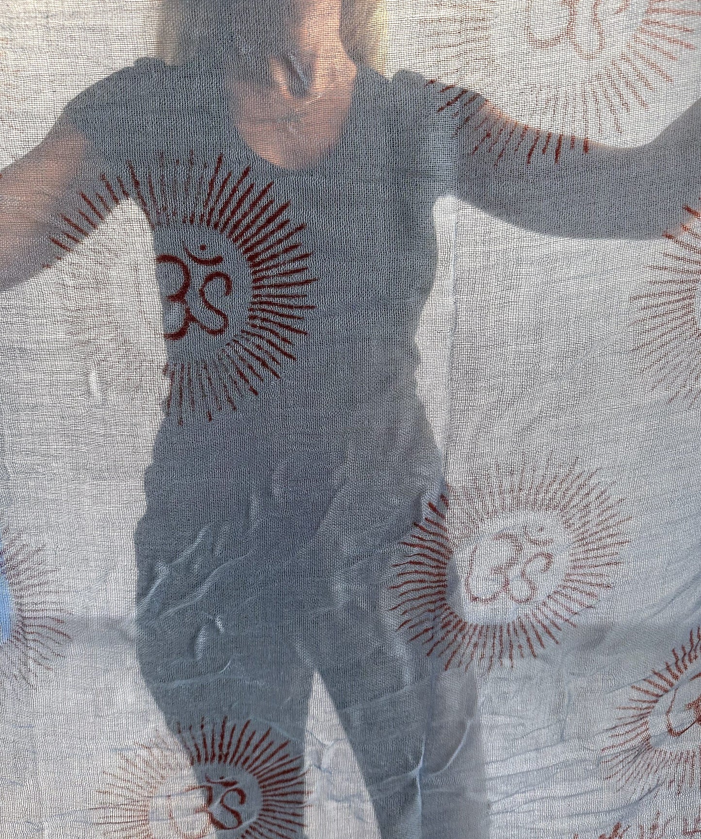 Pañuelo de algodón gris azulado con mantra OM