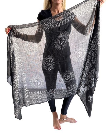 Pañuelo de algodón negro con matra OM