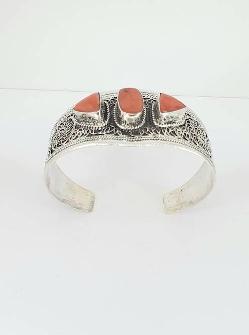 Brazalete rígido de plata con coral
