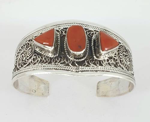 Brazalete rígido de plata con coral