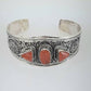 Brazalete rígido de plata con coral