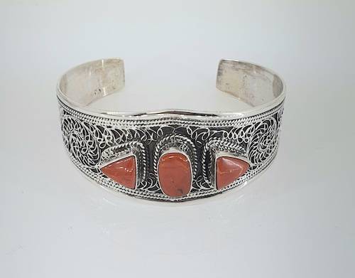 Brazalete rígido de plata con coral